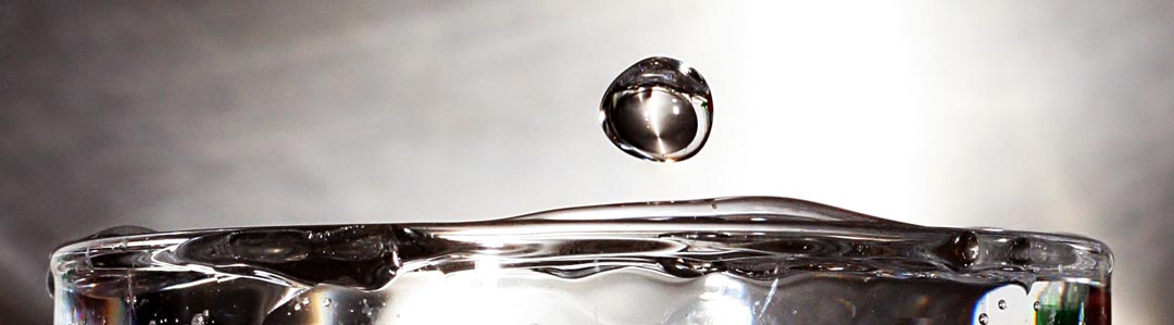 Schwebender Wassertropfen Negativscan von Wassertropfen